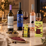 Eleganter griechischer Weinabend mit Verkostungsgläsern und warmer Abendbeleuchtung